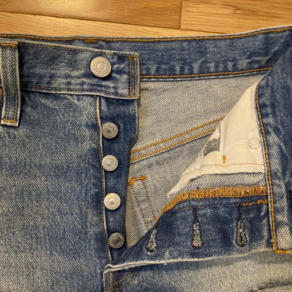 Levi’s High Rise Cut Offs - Picture 3 of 5